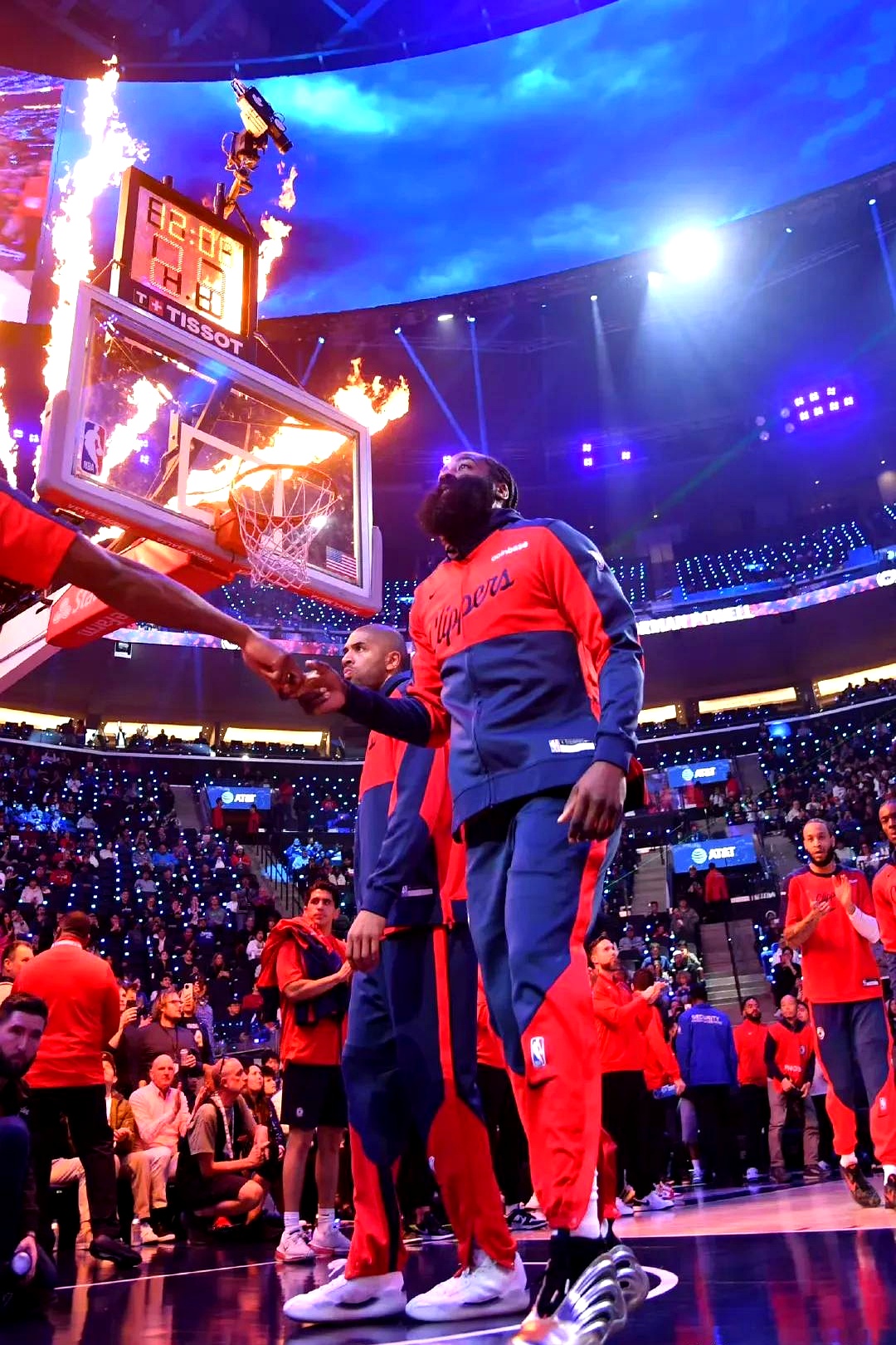 今夜体能课后，洛杉矶快船完成体检备战全明星赛，球迷炸锅，年轻球员得到机会的简单介绍